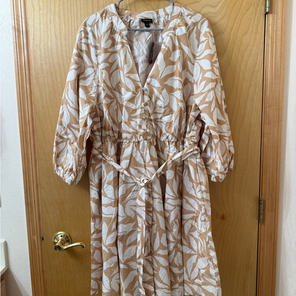 Torrid NWT Tan Leaf Print Long Sleeve Dress